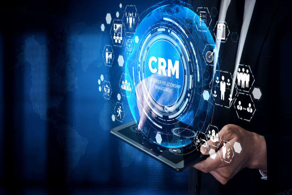 Profissional simplificando o erp e crm