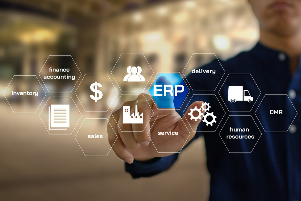 Profissional exemplificando o erp e crm